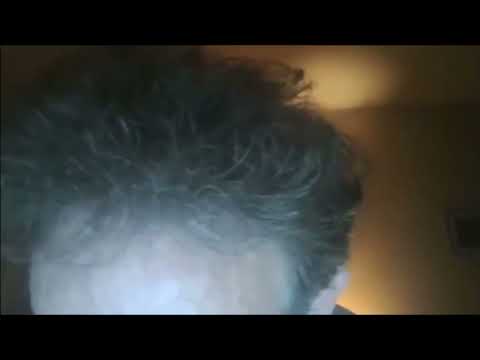 Mimon Baraka liest Mails vor