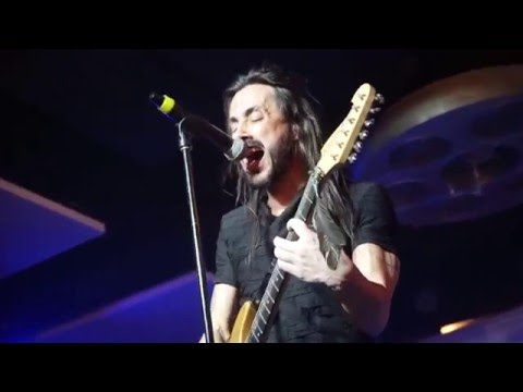 Nuno Bettencourt sings Hysteria by Muse