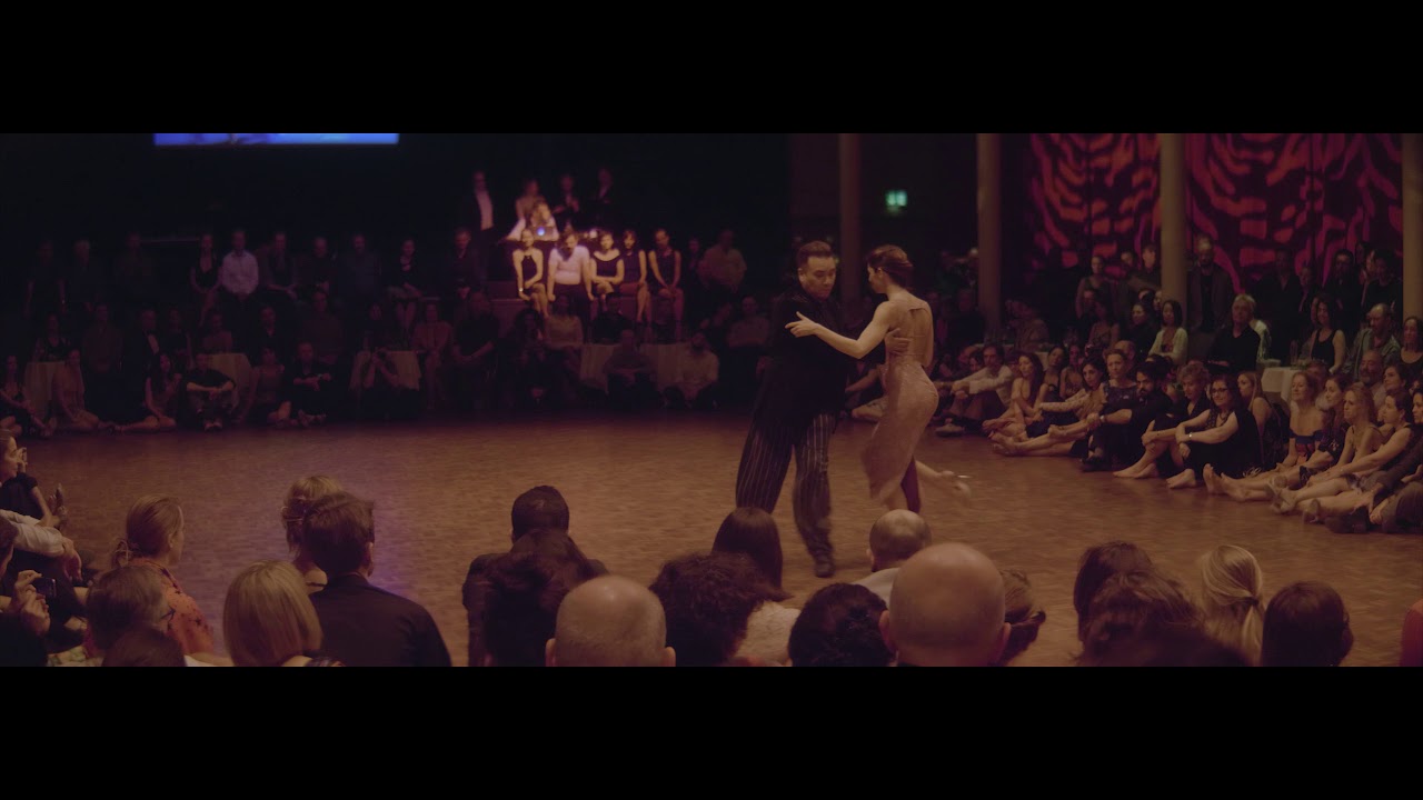 Chicho Mariano Frumboli y Adelma Rago bailan "Flor de lino" por Troilo en Basel