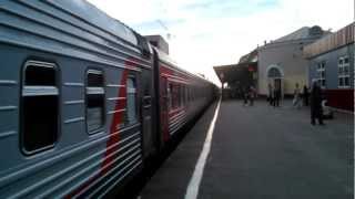 preview picture of video 'Saint-Petersburg — Izhevsk train arrives to Tver (CHS2-946)'