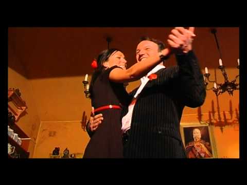 DAMIAN HOLECKI    CZERWONE RÓŻE