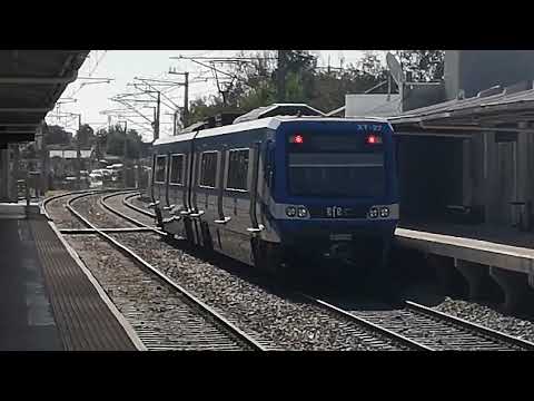 Tren de efe Valparaíso pasando por la estación Villa Alemana en dirección a puerto (unidad simple) 