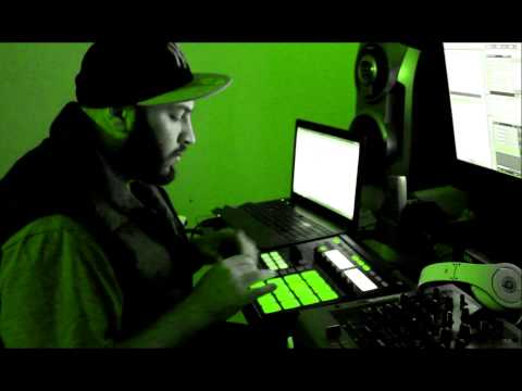 DJ FAT SAM - Maschine Skillz - Making abeat in 3 min !!