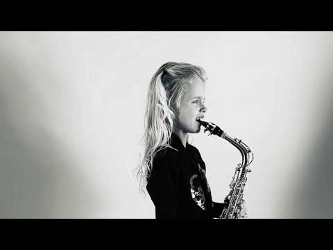 Danique speelt Justin Bieber "live" bij de Goudse Saxofoonschool