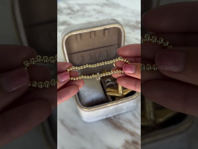 Vídeo relacionado con Larlary Joyero de viaje con letras,Organizador Joyas Mujer,Organizador Joyas para Anillos,Pendientes,Collares - Rosa (A)