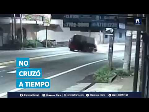 Este es el momento del choque entre motocicleta y mototaxi en San Bernardino, Suchitepéquez