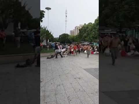 中国监狱882:唏嘘!苏州摊主抢位置.七十老翁踉跄如飞,扶儿拉女挤倒在地.民生艰难可见一斑.不难想象,中国大多经济更差的地方百姓又会如何(220815.09)