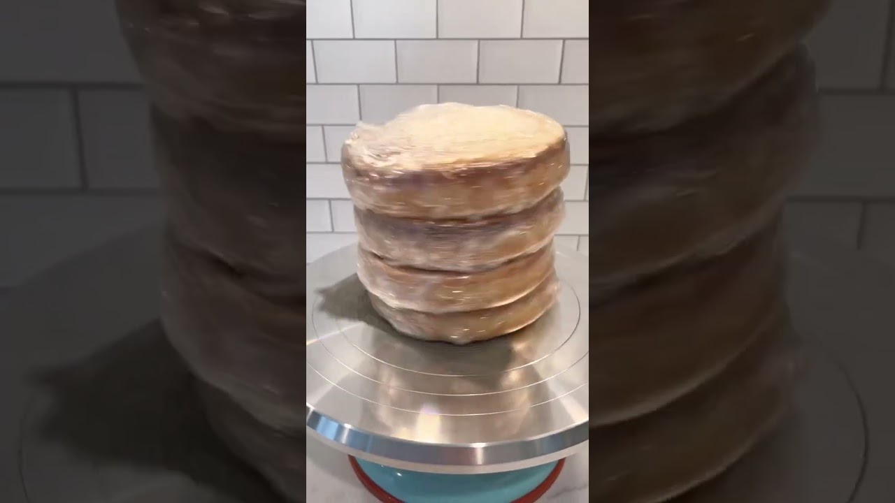 Work with frozen cake layers 🤗 #baking #cakedecorating #bakingtips #easyrecipes #homebaker #cake