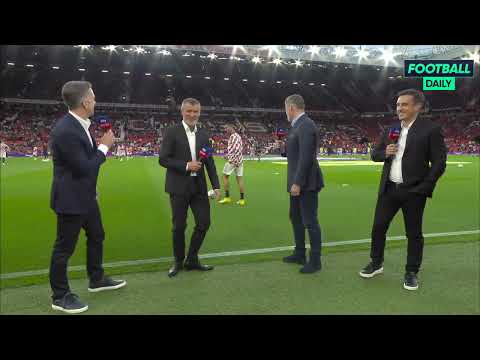C Ronaldo greeting Roy Keane and Gary Neville but completely ignores the waffler, Jamie Carragher.😂