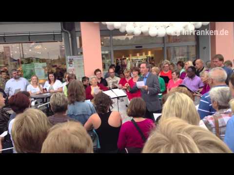 dm Drogeriemarkt Heßdorf: Der Kleine Chor der Pfarrei Hannberg singt mit Freiwilligen für Uganda