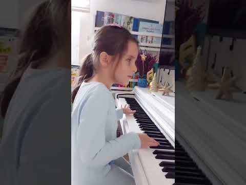 7-year-old pianist, who is blind, beautifully plays "Mariage d'Amour" composed by Paul de Senneville