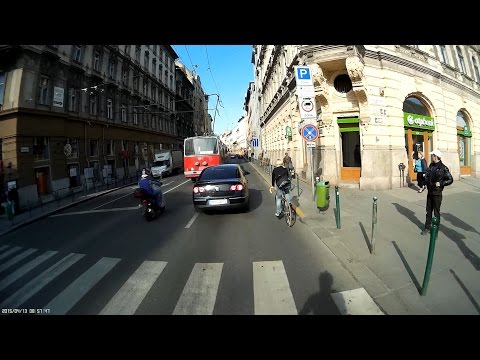 MGIF due to hugging the kerb - Muszáj menni, mert szélen a bringás