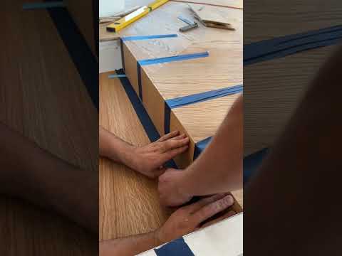 Letzte Stufe mit Parkett verkleiden und auf Gehrung schneiden.