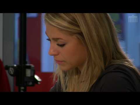 Linda Teodosiu - Autogrammstunde in Berlin