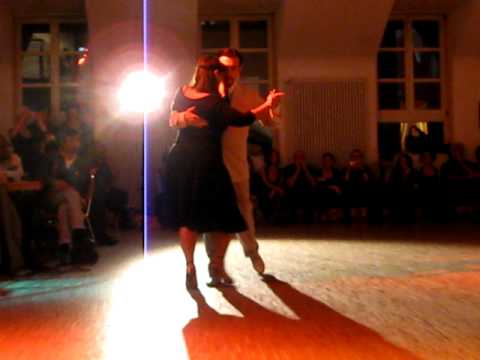  Ayelen Quiroga  and  Alejandro Hermida  are  dancing  to  a  tango