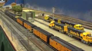 preview picture of video 'Layout at the Temple Train Show - 9.21.2013'