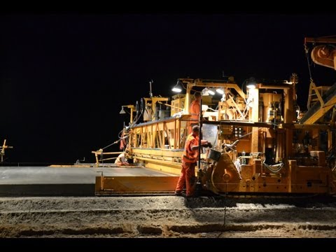 Budowa drogi ekspresowej S8 - Układanie betonu w nocy