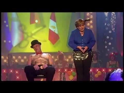 Ulrike Mannel als Angela Merkel bei der hessischen Weiberfastnacht 2015