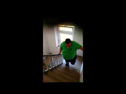 Frühsport Treppen steigen im Treppenhaus