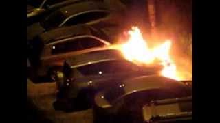 preview picture of video 'Во дворе загорелась машина toyota.неожиданно вспыхнула'