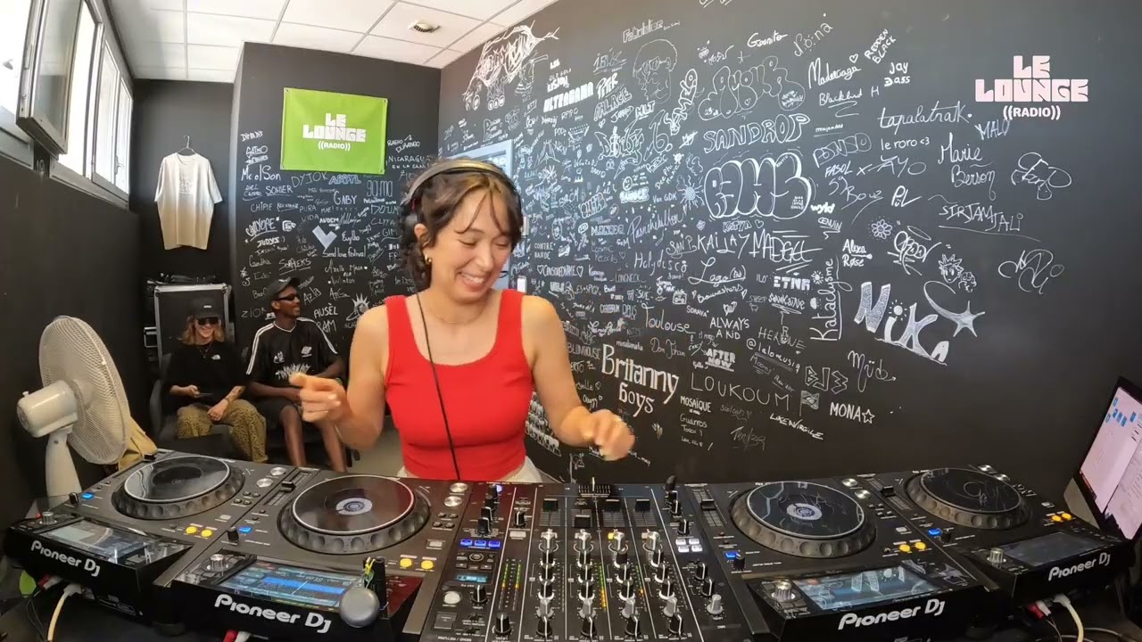Chīsana — Hit Maquina