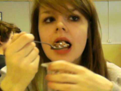 paris '09 ise beim mittagessen in der kantine. ja, ich filme dich! :D