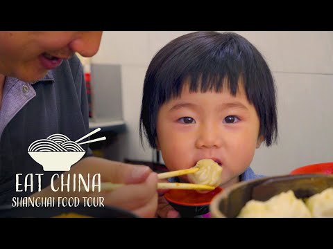 上海美食之旅。最好吃的湯圓、煎包、河蝦仁 - 吃貨中國(S1E9) (Shanghai Food Tour: Best Soup Dumplings, Pan-Fried Buns, and River Shrimp Ceviche - Eat China (S1E9))