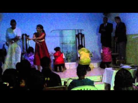 Grupo ADORAÇÃO - Coreografia "Eu corro para Ti"