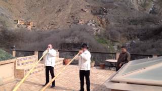 Improvisation devant le Toubkal (4167M) au Maroc, Rolf Birchler et Alexandre Jous