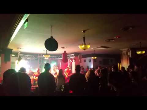 Trupa 9 face nebunie