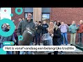 Juf en meester schieten carbid op het schoolplein