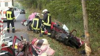 preview picture of video 'Zwei Tote bei schwerem Unfall.mpg'