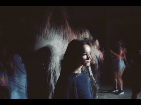 映画『aftersun／アフターサン』｜クイーン＆デヴィッド・ボウイの名曲「アンダー・プレッシャー」使用本編映像