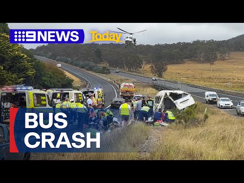 Two adults critical, six children injured after minibus crash on Hume Highway | 9 News Australia