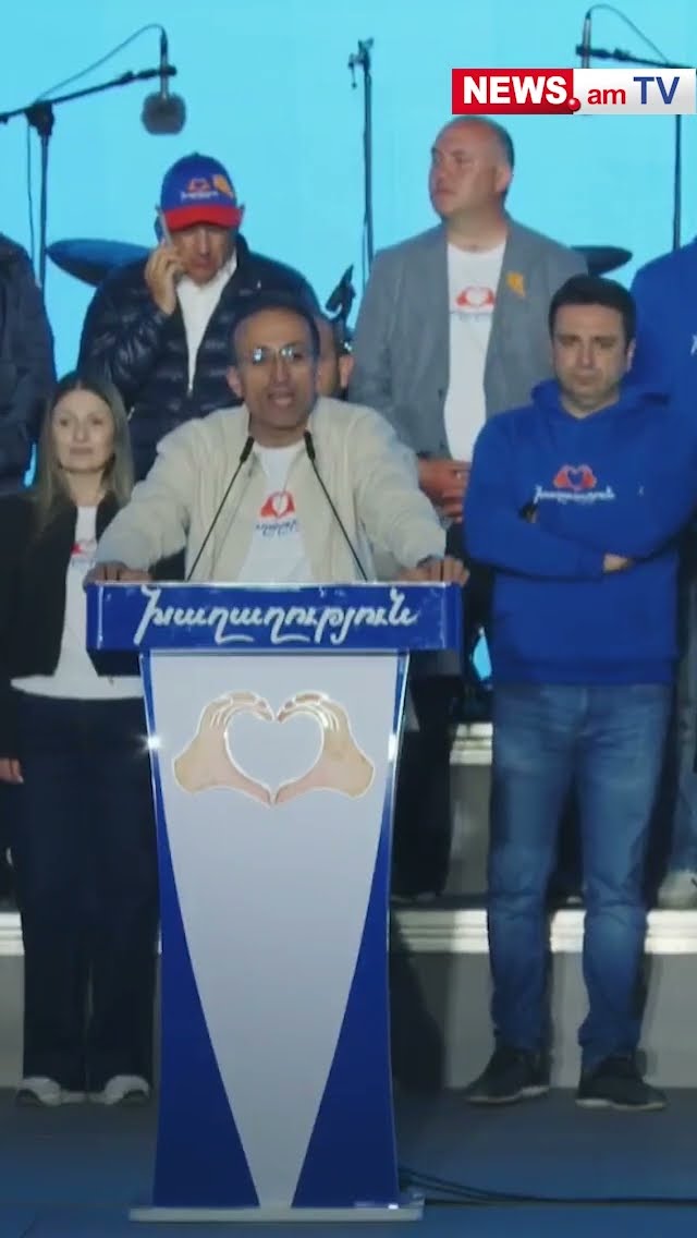 Փաշինյանը հեռախոսով է խոսում բեմահարթակում՝ Արտաշատում հանրահավաքի ժամանակ