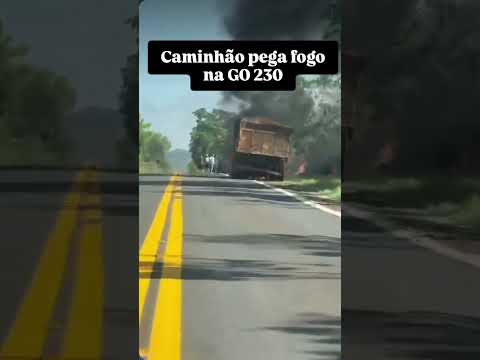 Caminhão pega fogo na GO-230, perto de Agua Fria, no Nordeste goiano