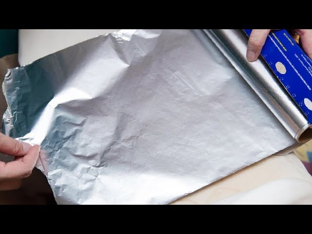 Какой стороной правильно использовать фольгу. Матовая фольга для окрашивания. Противень с фольгой. Глянцевая сторона фольги. Фольга матовая и блестящая сторона для запекания.