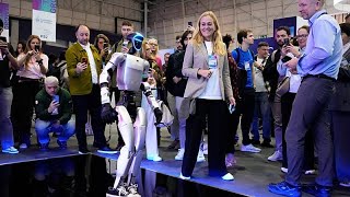 Lizbon’daki Web Summit’te dans eden robotlar başrolde
