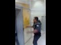 Vídeo mostra policial militar agredindo mulher em banco