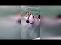 Pengantin Lemas Dalam Air Ketika Rakam Gambar