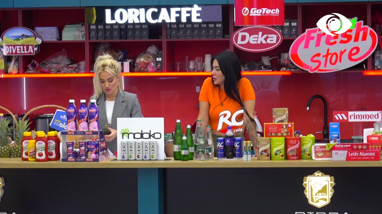 Deamishel dhe Efi bisedojnë në kuzhinë