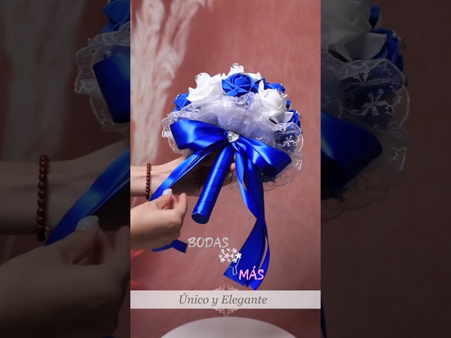 Vídeo relacionado con Medalla ramo de novia | Chapa redonda personalizada (Un trocito de cielo nos acompaña hoy) | Acero inoxidable en plata | Cinta de satén color granate | Regalo de boda para novia