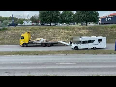 220627 Lastbil körde fast i viadukt i Norrköping