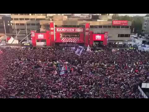 PSV Kampioen 2018: wat een feest in Eindhoven op het Stadshuisplein! Naar Links-Rechts
