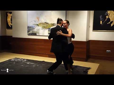 Cristina Cortes y Jerónimo Tapia bailando tango en Keyhole Art Fair (Bordoneo y 900, Color Tango)