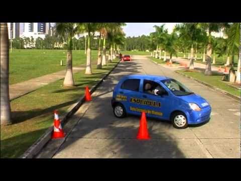 Estacionamiento lateral o paralelo.