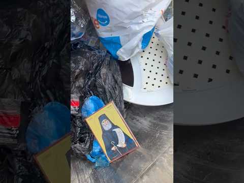 Δυστυχώς κάποιοι άνθρωποι δεν καταλαβαίνουνε τη δύναμη που έχει αυτό το εικόνισμα δεν το πετάς