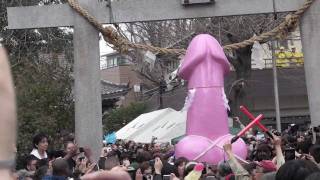 preview picture of video 'Utamaro Festival 2010 / Elizabeth-mikoshi (平成22年 かなまら祭 エリザベス神輿)'
