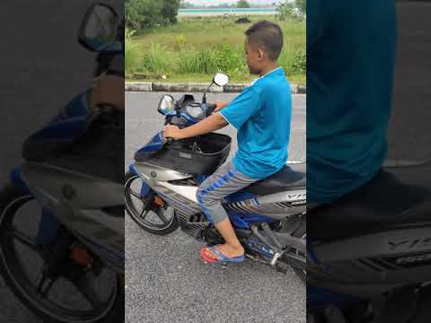 Budak baru belajar naik motor...