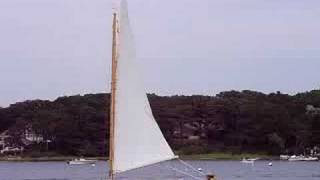preview picture of video 'Catboat 'BELLA' on Lake Tashmoo, Marthas Vineyard 2 Aug'